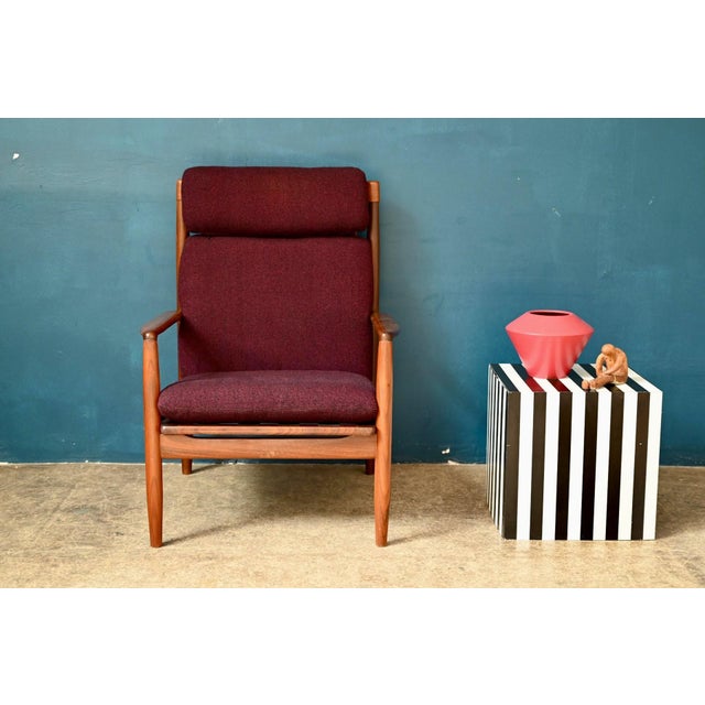 This armchair bears the unmistakable mark of Grete Jalk's design. The Danish designer is known for her refined and airy...