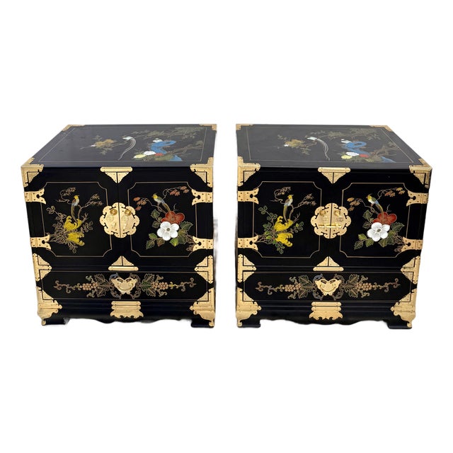 Pair of 1970s Chinoiserie Black Lacquer Nightstands With Hand-Painted Birds & Brass Hardware For Sale