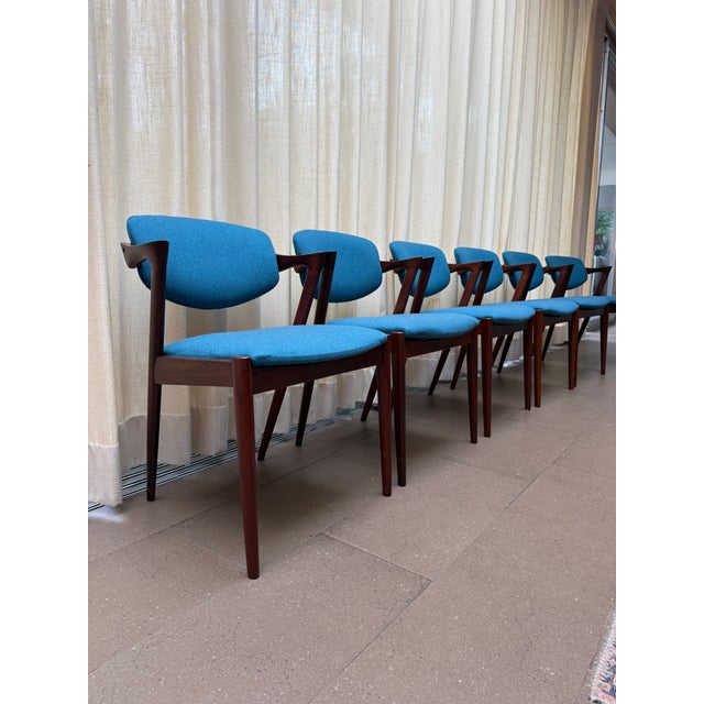 1950s Danish Modern Attributed to Kai Kristiansen Set of 6 Rosewood Model 42 Dining Chairs (Fully Restored) For Sale - Image 10 of 14