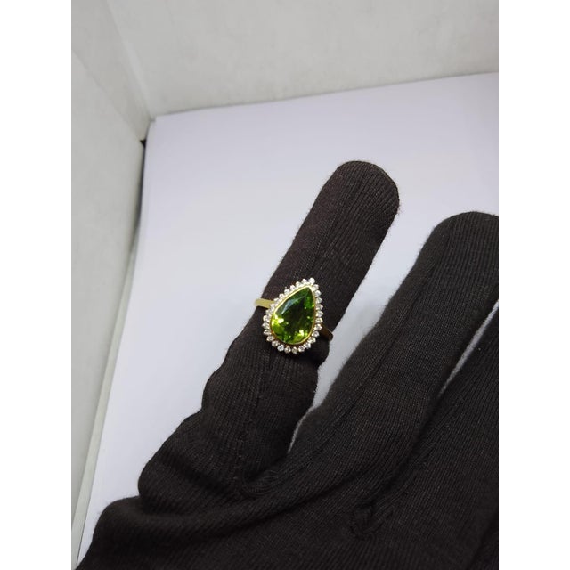 Modern Natural Diamond 0.25cts & Peridot 2.80cts Ring in 18k Gold For Sale - Image 3 of 8
