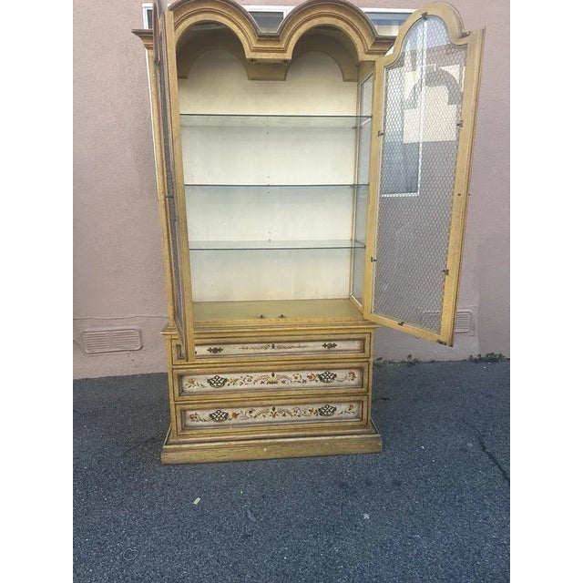 American Vintage Drexel Heritage Display Cabinet For Sale - Image 3 of 7