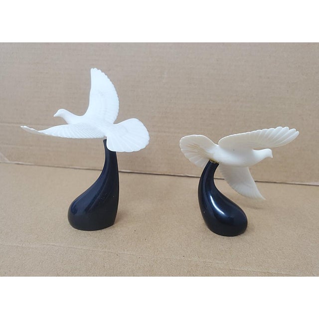 Vintage - Pair of John Perry Seagulls in Flight Figurines - Black Base - White Matte Pellucida For Sale - Image 9 of 15