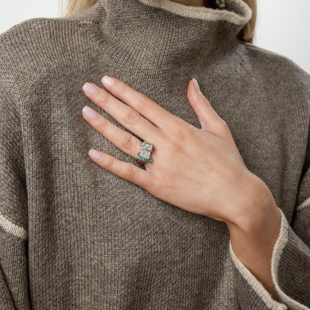 1930s 1930s Art Deco Diamond Emerald Platinum Buckle Ring, Size 6 For Sale - Image 5 of 6