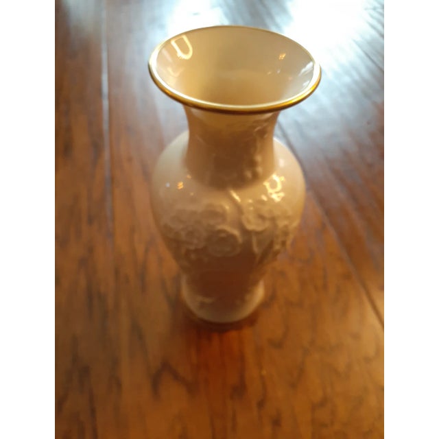 STUNNING Lenox Embossed Floral Ivory Fine Porcelain 6" Bud Vase. This beautiful Lenox porcelain vase is sure to add a...