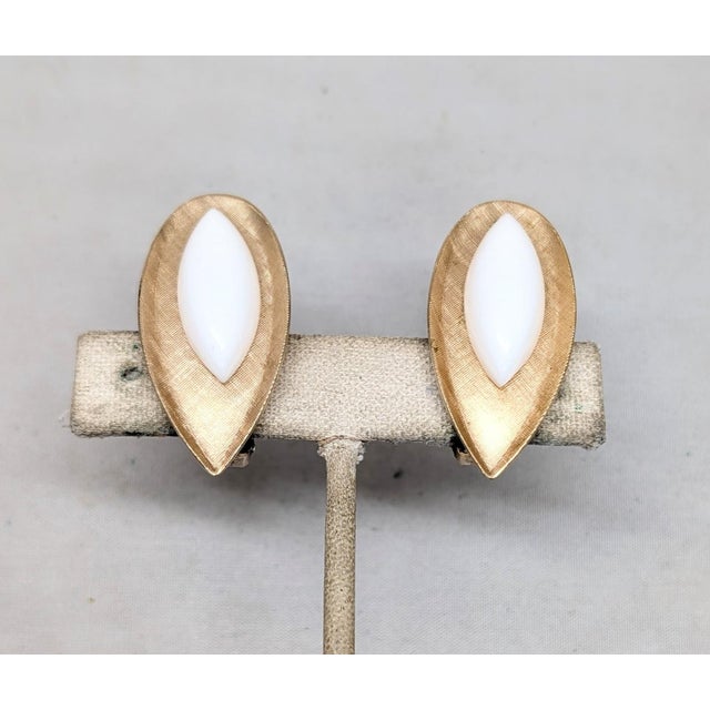 Vintage 1950s Signed Napier Goldtone & White Resin Clip Earrings-2 Pieces For Sale In Philadelphia - Image 6 of 7
