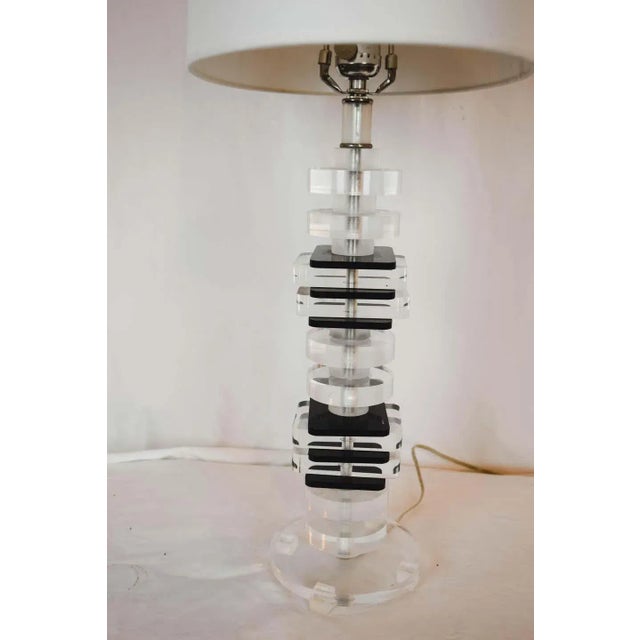 Mid-Century Modernist Stacked Black and Clear Lucite Lamp For Sale - Image 4 of 10