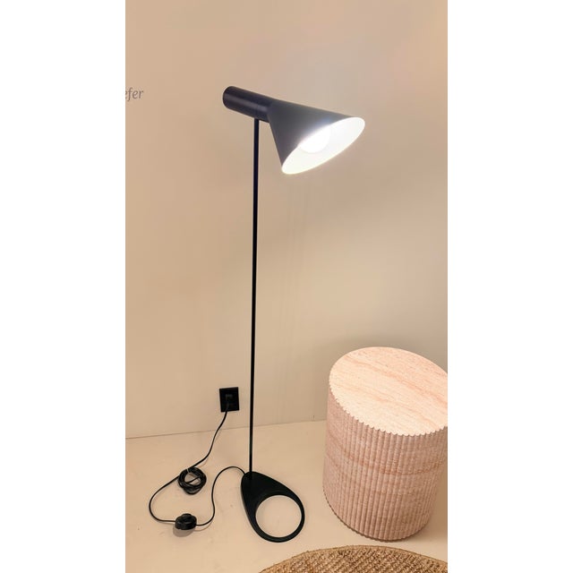 Light concept The fixture emits downward directed light. The angle of the screen can be adjusted approximately 90 degrees...