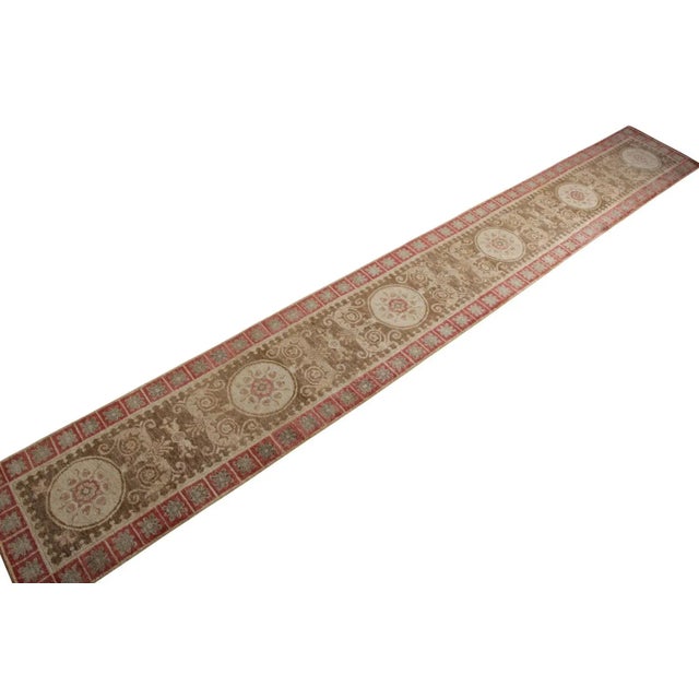 A brilliant 3×22 runner nodding to classic transitional rug styles, from Rug & Kilim’s Modern Classics Collection. Hand...