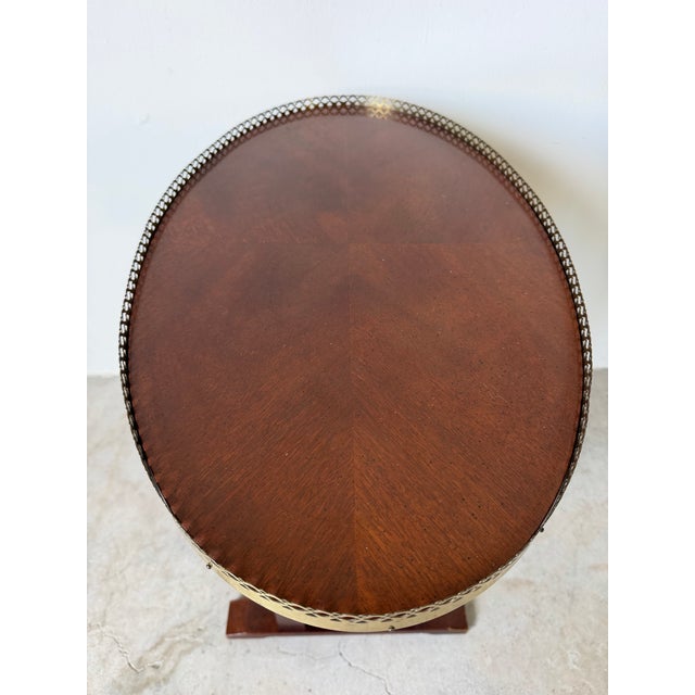 Wood Vintage Hekman Chippendale Style Mahogany Matched-Grain Oval Side Table With Brass Gallery For Sale - Image 7 of 12