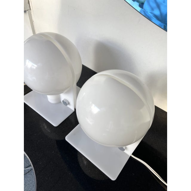 Mid-Century Modern Pair of Lucite Lamps Sirio by Brazzoni Lampa for Harvey Guzzini. Italy, 1970s For Sale - Image 3 of 13