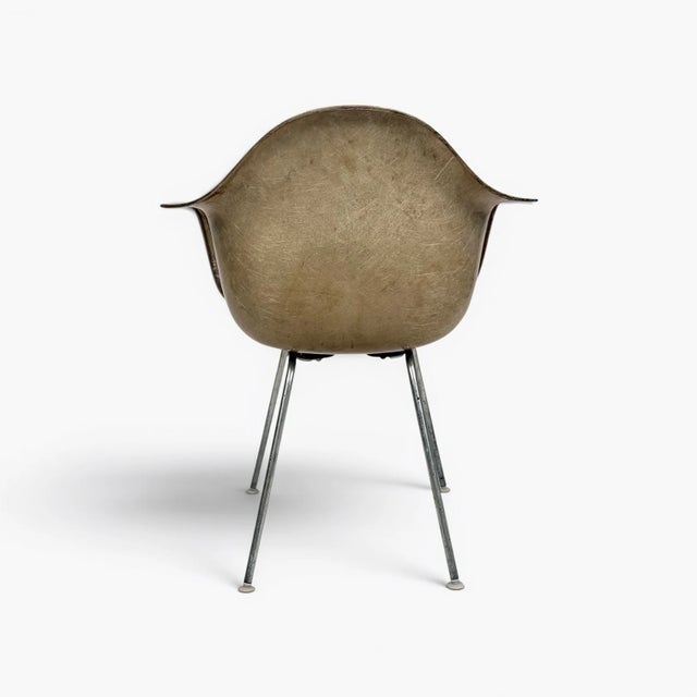 Mid-Century Modern Early 1950s Eames Fiberglass Armchair by Herman Miller – Zenith Plastics For Sale - Image 3 of 7