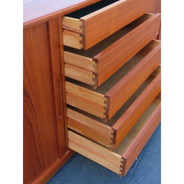 Wood Danish Modern Bow Front Tambour Doors Dresser Sideboard Tv Media Console 6677 For Sale - Image 7 of 18