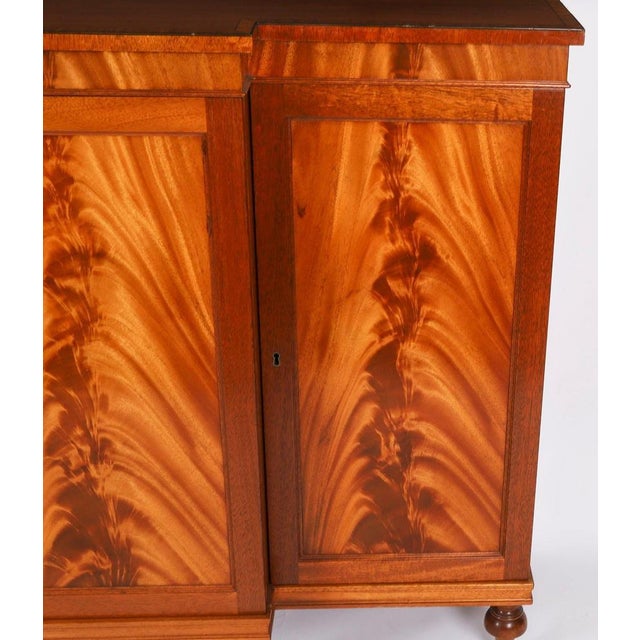 1980s Vintage Late 20th Century Flame Mahogany Sideboard from William Tillman, 1980s For Sale - Image 5 of 18