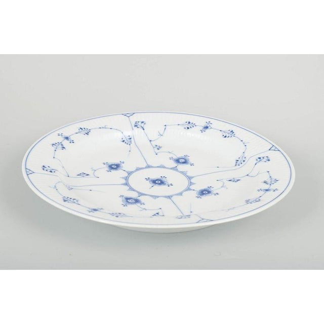 Royal Copenhagen Blue Fluted Plain, model 1/108 Large round dish, 1920s. Large and decorative serving dish in the “Blue...