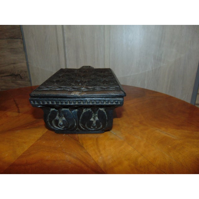 Pre-war wooden Hutsul carved case, dimensions: height 9.3 cm, overall width 25.5 cm, depth 14.5 cm.