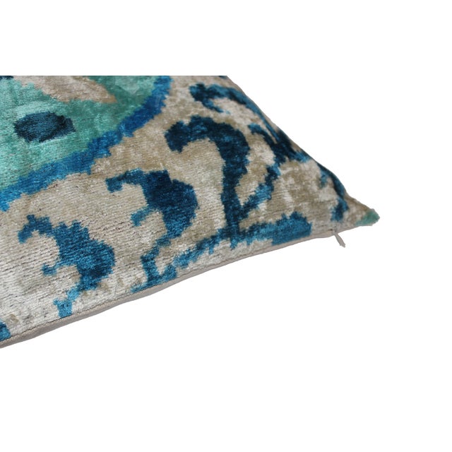 Oriental Motifs Velvet Pillow one of the most outstanding cushions of our collection. The colors are specially selected to...