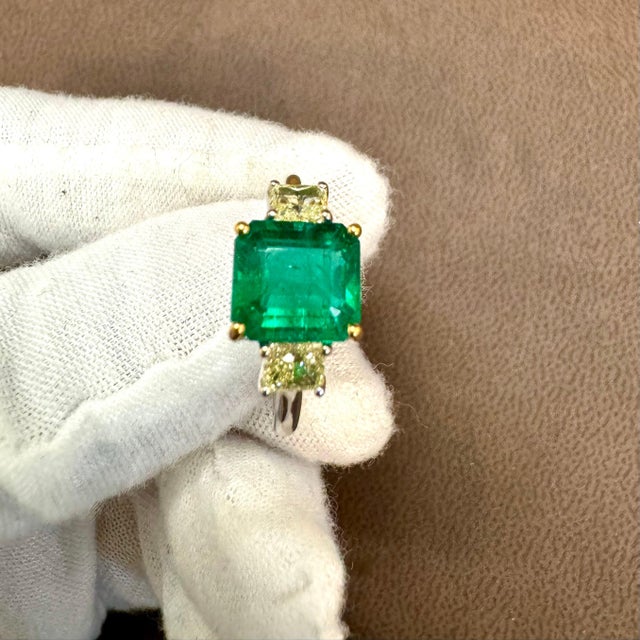 Metal 3 Ct Emerald Cut Colombian Emerald & 0.8 Ct Yellow Diamond Ring 18Kt White Gold For Sale - Image 7 of 8