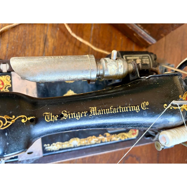 Antique Singer 128 Electric Portable Sewing Machine, 1923 – Serial 2148292a G0521323 – Original Case, Key & Accessories For Sale In Miami - Image 6 of 12