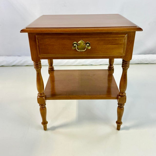 1970s 1970s Vintage Ethan Allen Americana Traditional Heirloom Nutmeg Maple Side Table For Sale - Image 5 of 14