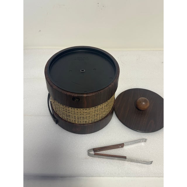 Vintage Mid-Century Modern Ice Bucket Faux Wood Grain Finish With a Rattan or Wicker Overlay. Made in Usa. For Sale - Image 9 of 11