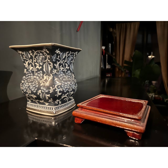 Chinese 1970s Blue & White Floral Porcelain Vase With Wooden Stand – Square Baluster Form Asian Decorative Vessel For Sale - Image 3 of 7