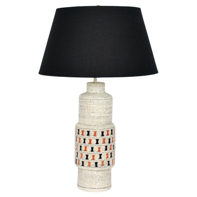 Aldo Londi for Bitossi handcrafted off white art pottery table lamp, 1960's. Featuring a textured organic earthen form in...