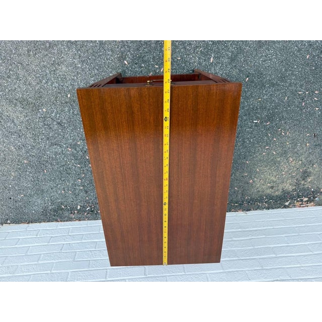 Pair of Vintage Federal Style Mahogany 2 Tier Side Tables on Casters by Mesman For Sale - Image 10 of 12