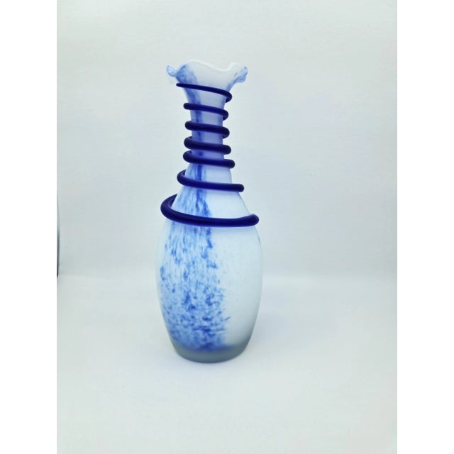 1980s Vintage Handcrafted White and Blue Swirl Bud Art Glass Vase For Sale - Image 5 of 10