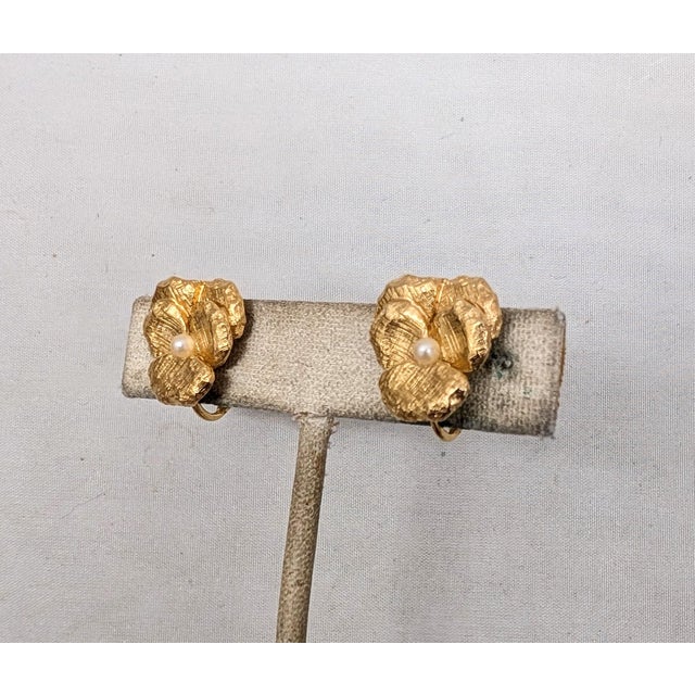 Vintage 1960s Signed Napier Goldtone Faux-Pearl Pansy Clip Earrings-2 Pieces For Sale In Philadelphia - Image 6 of 7