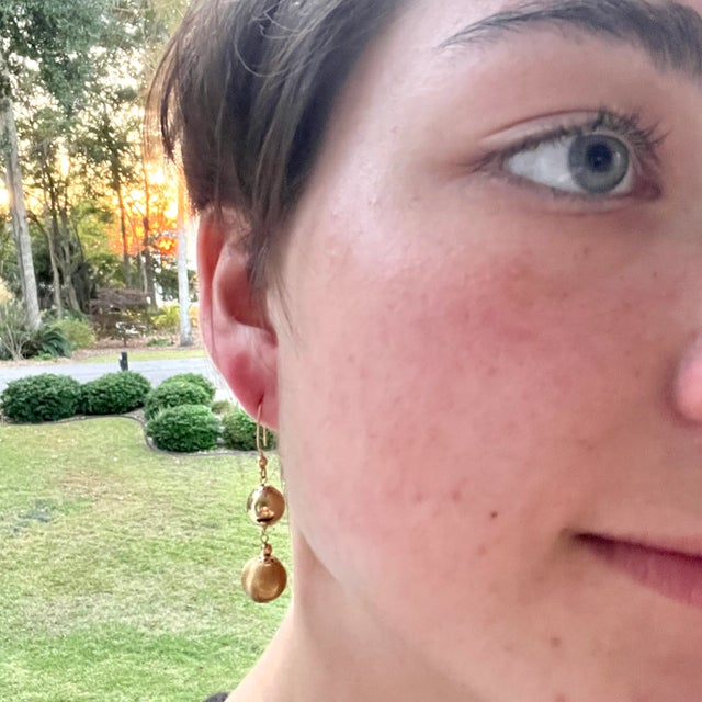 This is a fun pair of danging 14K gold hollow balls. The top ball is polished smooth and the bottom has a Florentine...