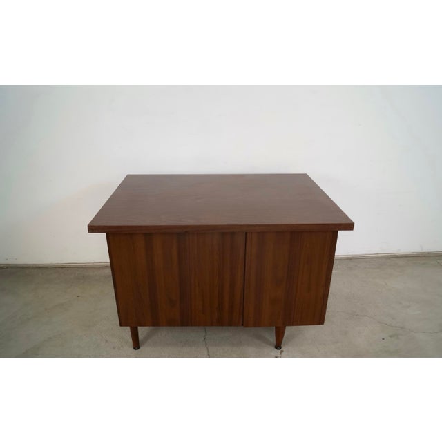 1960’s Mid-Century Modern Executive Desk by High Point For Sale In Los Angeles - Image 6 of 12