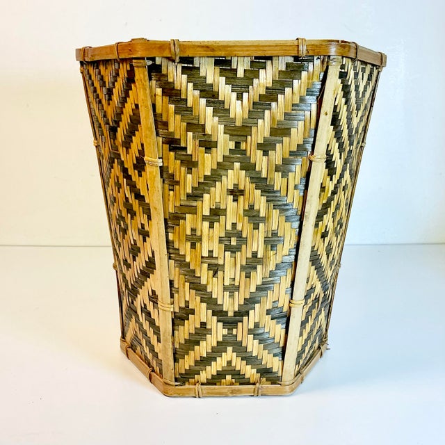 1970s 1970s Vintage Boho Chic British Colonial Split Reed Hexagonal Woven Wicker Wastebasket. For Sale - Image 5 of 12