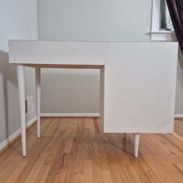 1970s Mid-Century Modern Two-Tone White & Faux Wood Laminate Writing Desk For Sale In Washington DC - Image 6 of 10