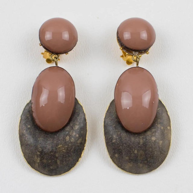 Cilea Paris Taupe and Cocoa Resin Dangle Clip Earrings For Sale - Image 4 of 8