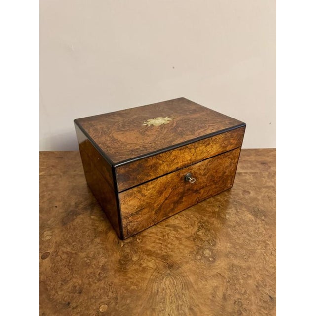 Antique Victorian Burr Walnut Vanity Box, 1860, Set of 12, in Very Good conditions. Designed before 1890