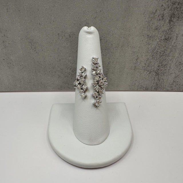 This beautiful diamond fashion ring is crafted in 14K white gold and features 1.50 carats total weight of natural round...