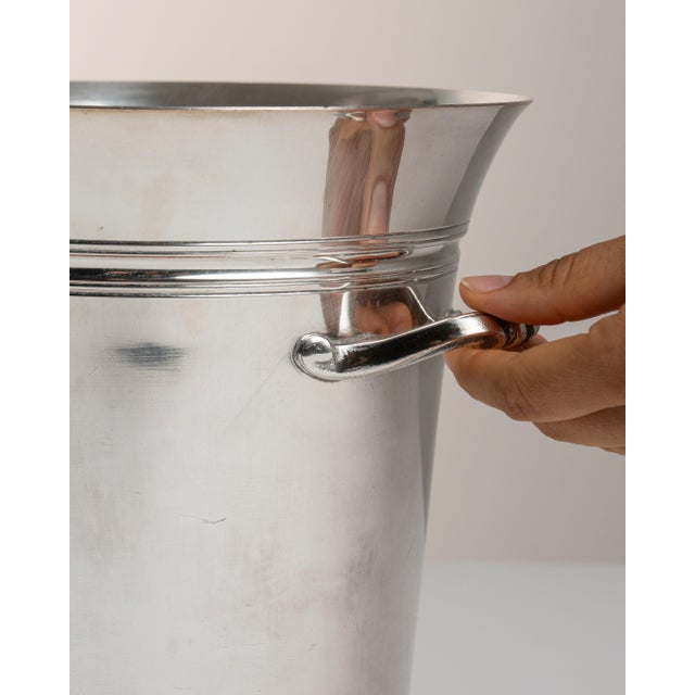 This mid 20th century ice bucket from France is finished in silver. It is engraved with the Orfèvrerie de France wordmark,...