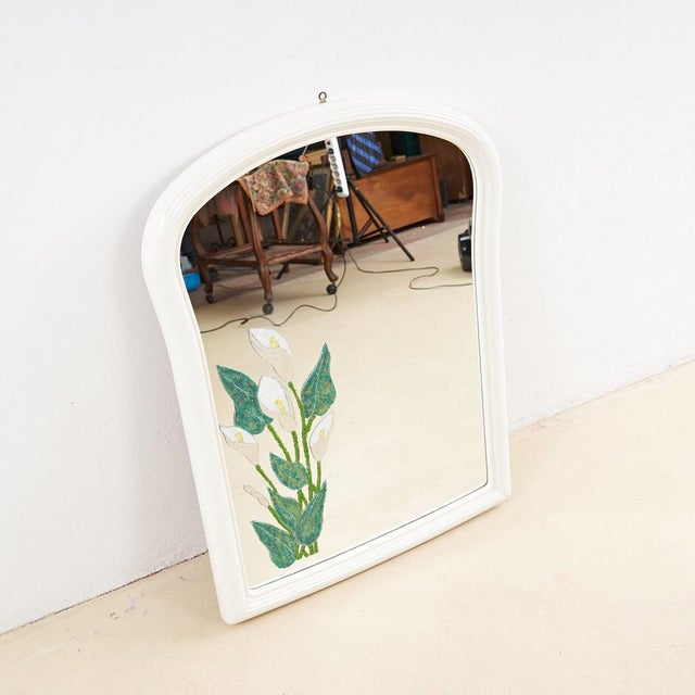 Discover this charming decorative mirror, dating back to the 1960s, featuring a refined white frame that blends perfectly...