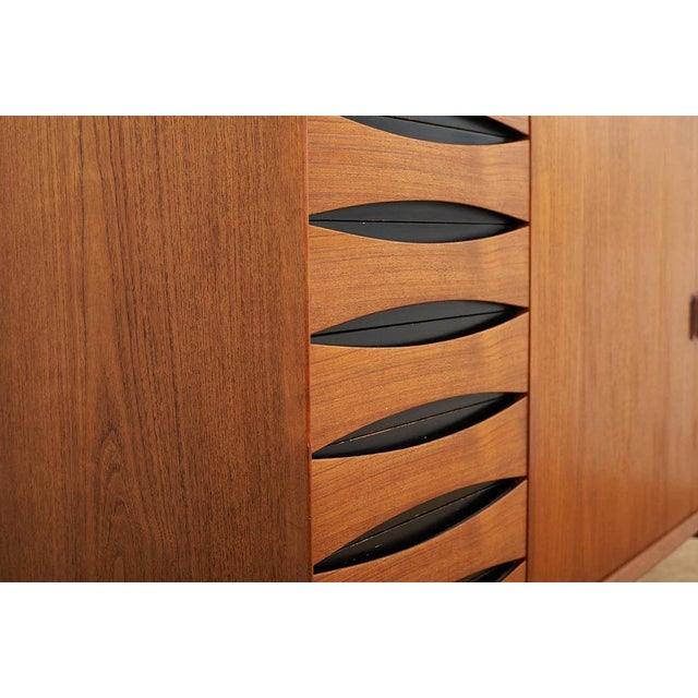 Model OS63 Highboard in Teak and Black Painted Recessed Handles by Arne Vodder for Sibast, 1958 For Sale - Image 5 of 12