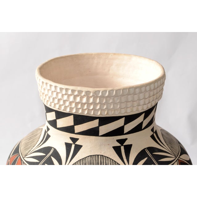 Ceramic Vallo Native American Vintage Acoma Vase Earthenware Clay Vase Brown White Beige For Sale - Image 7 of 15