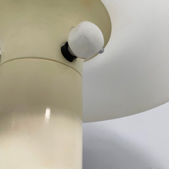 Italian Space Age White Metal and Acrylic Glass Brumbury Table Lamp attributed to Luigi Massoni for Guzzini, 1970s For Sale - Image 13 of 17