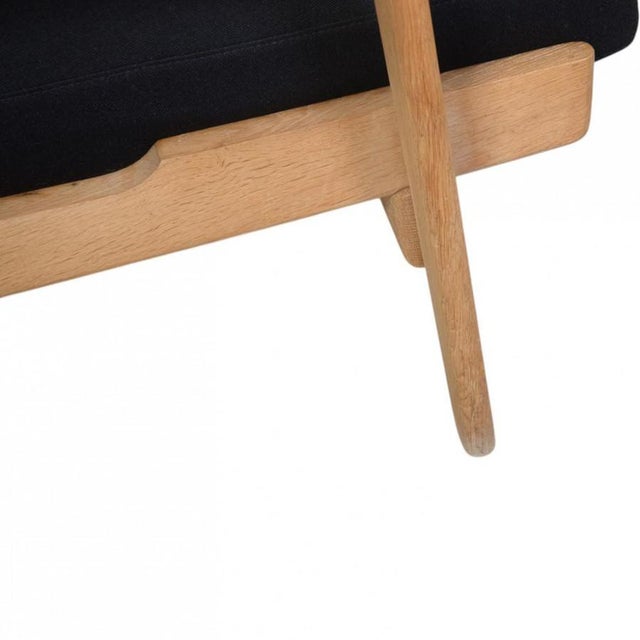 GE290 Three-Seater Sofa in Oak and Black Fabric by Hans Wegner, 2000s For Sale - Image 11 of 18