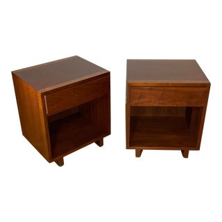 John Widdicomb Grand Rapids Original Mid Century Modern Nightstand Pair Natural Walnut Oak, Circa 50s For Sale