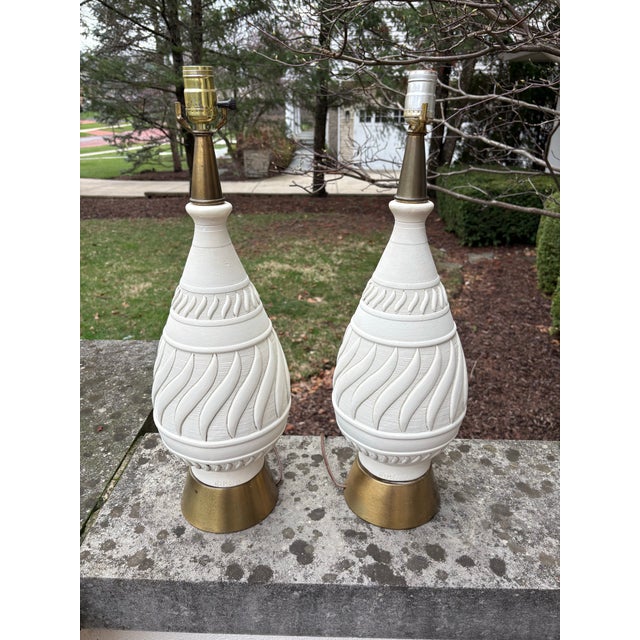 1970s Mid Century Modern Plasto Manufacturing White Lamps - a Pair For Sale In Chicago - Image 6 of 6
