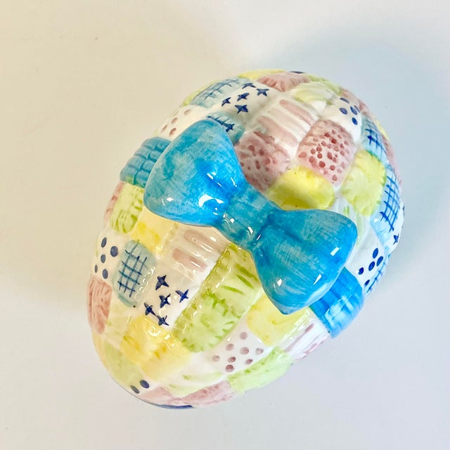 1970s Vintage Boho Chic Americana Folk Art Ceramic Easter Eggs Box, Quilt & Bow Design - Easter For Sale - Image 14 of 18