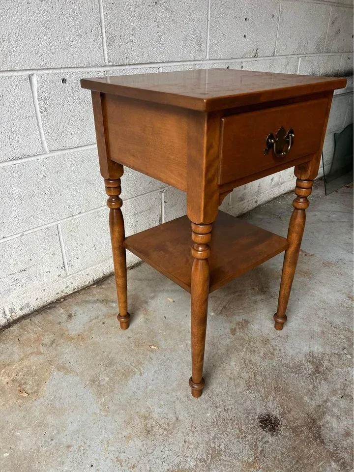 Mid 20th Century Vintage Ethan Allen 10-5026 Heirloom Nutmeg Maple