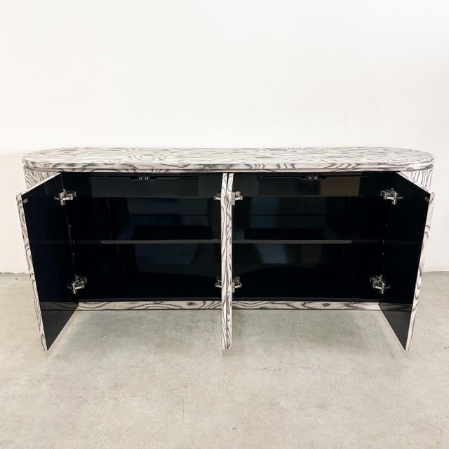 Vintage 1980s Ettore Sottsass Alpi Veneer Credenza – Postmodern Italian Memphis Buffet Sideboard, Attributed For Sale In Palm Springs - Image 6 of 10