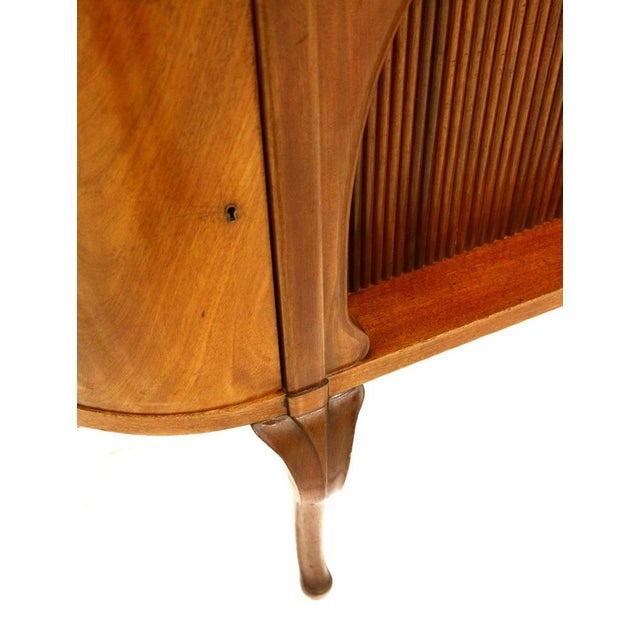 19th Century Victorian Flamed Mahogany Sideboard, in Good conditions. Designed 1890 to 1919