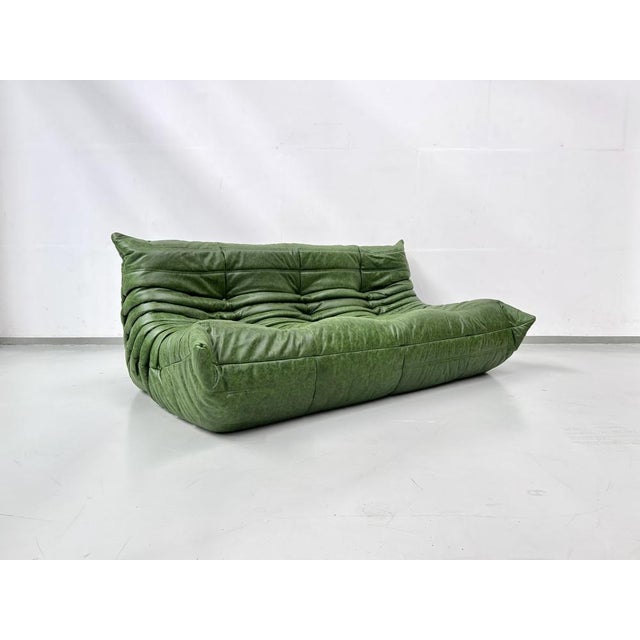 Mid-Century Modern French Three-Seater Togo Sofa in Forest Green Leather attributed to Michel Ducaroy for Ligne Roset For Sale - Image 3 of 12