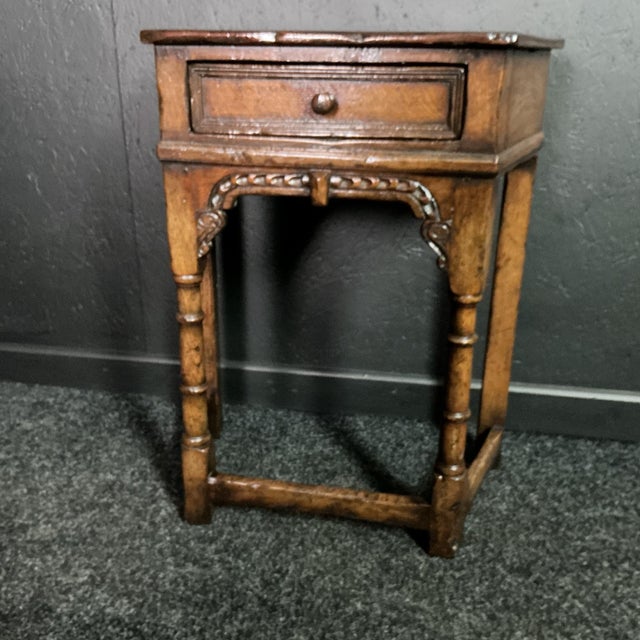 Oak Side Table, 1930s, in Very Good conditions. Designed 1920 to 1949